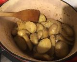 Une image de l'étape 6 de Pommes de terre rattes en cocotte au bouillon de bœuf.