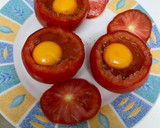 Foto del paso 1 de la receta: Tomates rellenos de huevo y queso al horno