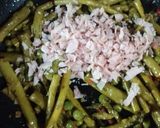 Foto del paso 2 de la receta: Espárragos y arvejas frescas salteadas con jamón cocido