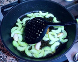 Foto del paso 5 de la receta: Boquerones en escabeche Urrutia de pepinos, alcaparras y aceto