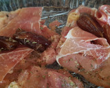 Foto del paso 2 de la receta: Contramuslos de pollo rellenos de dátiles y jamón serrano