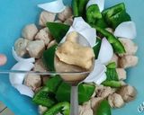 A picture of step 4 of Soya Chunks Capsicum & Onion Curry soyabeena badi ki sabji.
