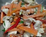 รูปขั้นตอนการทำที่ 5 ของ ผัดไก่น้ำมันหอยใส่แครอท
