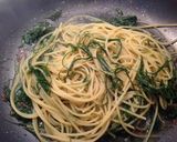 Foto del passaggio 5 della ricetta Spaghetti di semola di grano duro, con pesce persico al profumo di finocchietto selvatico e acciuga