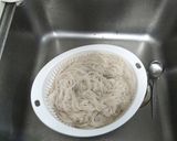 A picture of step 4 of Fried Bee Hoon.