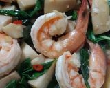 รูปขั้นตอนการทำที่ 2 ของ กุ้ง&เห็ดผัดกะเพรา 🦐🍄🌶🌿Stir Fried Shrimp&Mushroom with Basil