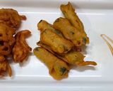 मिर्ची और प्याज़ के पकौड़े (Mirchi aur pyaz ke pakode recipe in Hindi) रेसिपी चरण 6 फोटो
