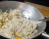 A picture of step 3 of Veg Hakka Noodles.