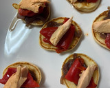 Foto del paso 3 de la receta: Blinis de cebolla caramelizada, pimiento del piquillo y filetes de melva