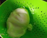 Foto del paso 2 de la receta: Huevo pochado sobre tostada con palta