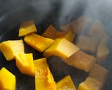 Foto langkah ke 1 dari resep Bolu labu kuning simpel.