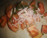 Foto del paso 1 de la receta: Ensalada de tomate, queso, ciboulette y jamón