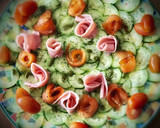Foto del paso 3 de la receta: Carpaccio de pepino con rosas de salmón y jamón