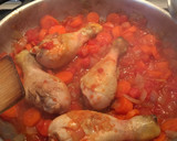 Foto del paso 3 de la receta: Muslos de pollo en salsa y patatas asadas con especias