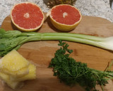 Foto del paso 1 de la receta: Licuado verde de toronja apio perejil y piña