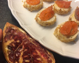 Foto del paso 2 de la receta: Canapés de queso con piña, salmón y granada
