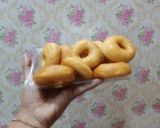 Foto langkah ke 7 dari resep Donat Kentang Takaran sendok empuk dan montok. Tips menguleni pakai tangan.
