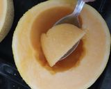 A picture of step 2 of Muskmelon and banana smoothie.