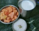 A picture of step 1 of Papaya shake 😋.