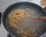 Foto del passaggio 1 della ricetta Pici con aglio,pistacchi e briciole di pane