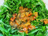 Ravioles con salsa de tomate sobre colchón de lechuga