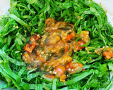Foto del paso 3 de la receta: Ravioles con salsa de tomate sobre colchón de lechuga