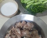 รูปขั้นตอนการทำที่ 1 ของ กระดูกหมูผัดพริกแกงเขียวหวาน