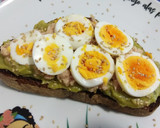 Foto del paso 3 de la receta: Tosta de guacamole, atún y huevo