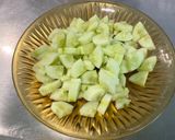 Une image de l'étape 2 de Salade de tomates et concombre au Shropshire.