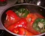Foto del paso 8 de la receta: Ajíes rellenos de carne y arroz en salsa