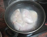 Foto del paso 1 de la receta Muslitos de pollo sobre cama de papas y verduras al horno