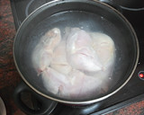Foto del paso 1 de la receta: Muslitos de pollo sobre cama de papas y verduras al horno