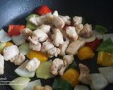 A picture of step 2 of Stir-Fried Chicken with Cashew Nuts.