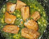 Foto del paso 2 de la receta: Pollo con patatas en salsa verde