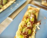 Foto del paso 3 de la receta: Hojadritos de bratwurst con pepinillos y cebolla frita