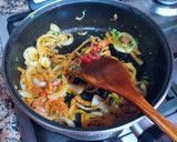 Foto del paso 3 de la receta: Pollo estofado con patatas en salsa básica