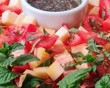 Foto del paso 3 de la receta: Ensalada de tomates cherry, queso Holanda y menta 🥗 inspirada en Caprese