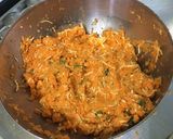 Une image de l'étape 7 de Galettes de carottes aux courgettes, herbes et emmental.
