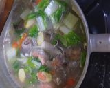 Foto langkah ke 4 dari resep Sup Salmon Ekonomis.