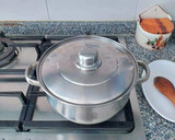 Foto del paso 3 de la receta: Gambas al fish masala con patatas confitadas en fumet de gambas