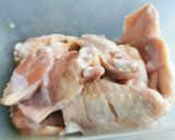 รูปขั้นตอนการทำที่ 1 ของ ปีกไก่ทอดเกลือคลุกน้ำปลา