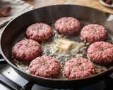 صورة لخطوة 4 من وصفة تشيز برغر غرقان بصلصة الجبن🍔Cheese burger