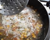 চিলি গার্লিক চিকেন স্যুইটকর্ণ স্যুপ(chilli garlic chicken sweetcorn soup recipe in Bengali) রেসিপির ধাপ 6 ছবি