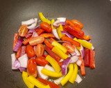 Foto del paso 2 de la receta: Fajitas de pollo, pimiento, cebolla morada, tomatillos y chiles poblanos