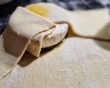 Foto del paso 2 de la receta: QUESO🧀BRIE Hojaldrado🥐, en Cama de Pesto🌿...!