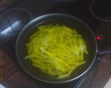 Foto del paso 3 de la receta: Pechuga de pollo adobada al limón a la plancha con papas fritas