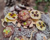 Foto del passaggio 7 della ricetta Mendiants di cioccolato e frutta secca