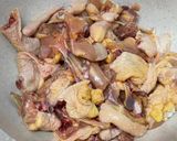 Foto langkah ke 1 dari resep Steamed chicken with black fungus and lily flowers.