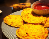 Foto del paso 3 de la receta: Tortillitas de patatas y zanahorias con salsa de tomate picante 🌶