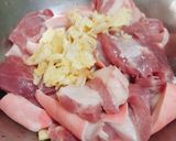 Hình bước làm 1 của món Canh nấm mèo cuộn chả cá